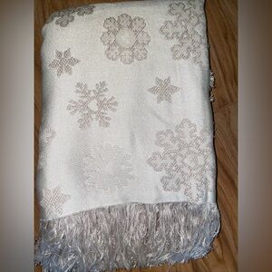 Elegant Snowflake Patterned Throw Blanket